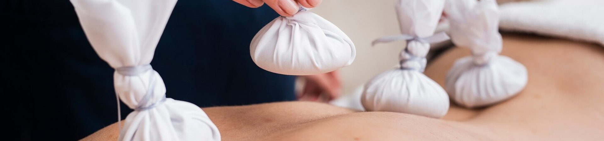 Podi Kizhi – Herbal Powder Bolus Massage